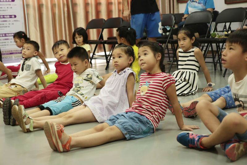 金沛小學(xué)員在認真聽教員講解