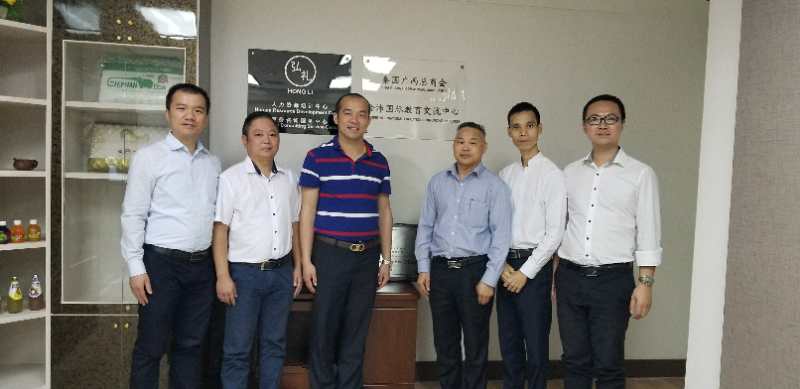 國際部合伙人黃文超（左一），林健偉（左二）國際部總監(jiān)吳琪（右一）執(zhí)行董事粟宥朝（左三），泰國廣西總商會副主席劉漢政（右二），泰國華人青年商會會長助理黃志乾(右三)
