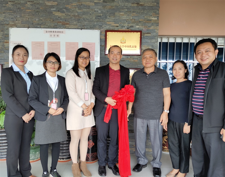 老撾國立大學(xué)校長宋西·諾潘賽（右三）、孔子學(xué)院老方院長陽梅蘭（右二）、老方副院長李建民（右一）與老撾國立大學(xué)中國代表處代表合影