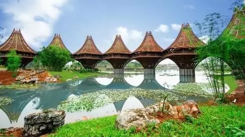 圖為中國-東盟友誼館。該建筑以廣西的風(fēng)雨橋?yàn)樵停⒁狻笆掷?，心連心”。表達(dá)中國與東盟十國睦鄰友好、合作共贏之意。