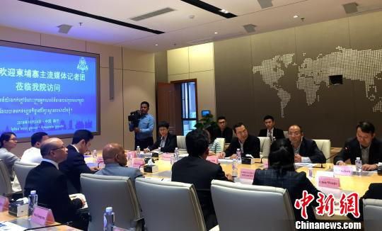 柬埔寨主流媒體采訪團(tuán)在廣西大學(xué)與師生交流。