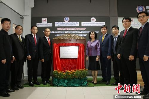 12月18日，由泰國(guó)國(guó)家研究院泰中戰(zhàn)略研究中心與中國(guó)人民大學(xué)國(guó)家發(fā)展與戰(zhàn)略研究院共建的泰中“一帶一路”合作研究中心在泰國(guó)曼谷正式揭牌成立。作為隸屬于泰國(guó)國(guó)家研究院的高端智庫(kù)，該中心未來將作為泰國(guó)“一帶一路”研究和推動(dòng)泰中高端智庫(kù)合作的主要機(jī)構(gòu)。中新社記者 趙婧楠 攝
