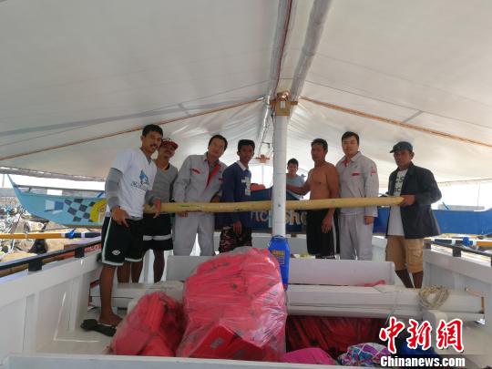 中國(guó)援助菲律賓PGN大橋工程可行性研究項(xiàng)目”（ThePanay-Guimaras-NegrosBridgeProject）海洋水深測(cè)量勘測(cè)人員，3月1日在吉馬拉斯海峽作業(yè)時(shí)，成功營(yíng)救兩名菲律賓落水漁民。圖為兩位漁民及家屬對(duì)進(jìn)行營(yíng)救的中國(guó)勘測(cè)人員合影表達(dá)感謝。 中交公路規(guī)劃設(shè)計(jì)院有限公司 攝